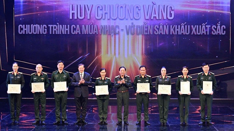 Lieutenant Colonel Nguyen Xuan Hung, Head of the Military Arts Troupe of Military Region 7 (second from the left), receives the Gold Medal for the Best Program at the 2023 All-Army Professional Arts Festival.