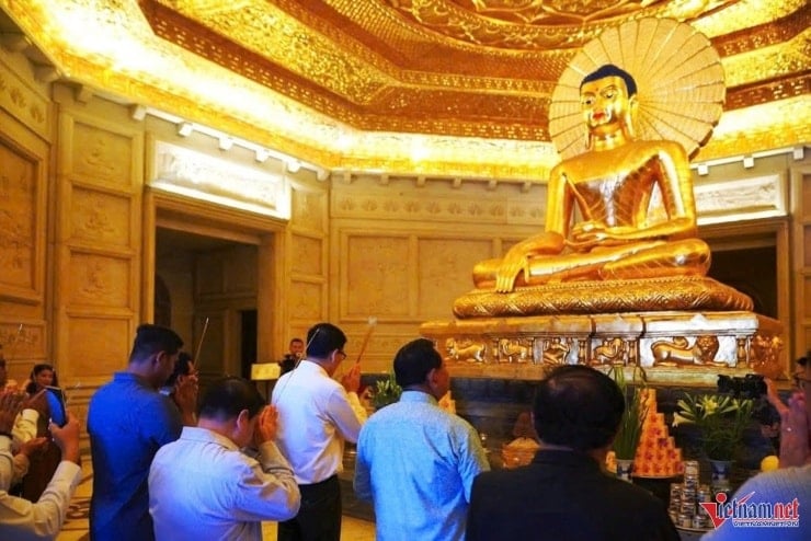 ពុទ្ធសាសនិកជនអុជធូប និងគោរពវិញ្ញាណក្ខន្ធនៅស្តូបនោះ។