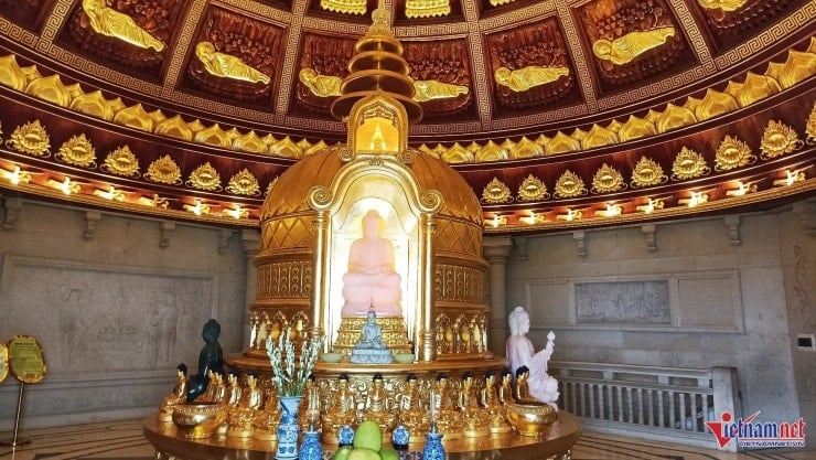 ទីធ្លានៅជាន់ទី ១៣ នៃប៉មបាវធៀន ជាកន្លែងដែលតម្កល់ព្រះសារីរិកធាតុរបស់ព្រះពុទ្ធ។