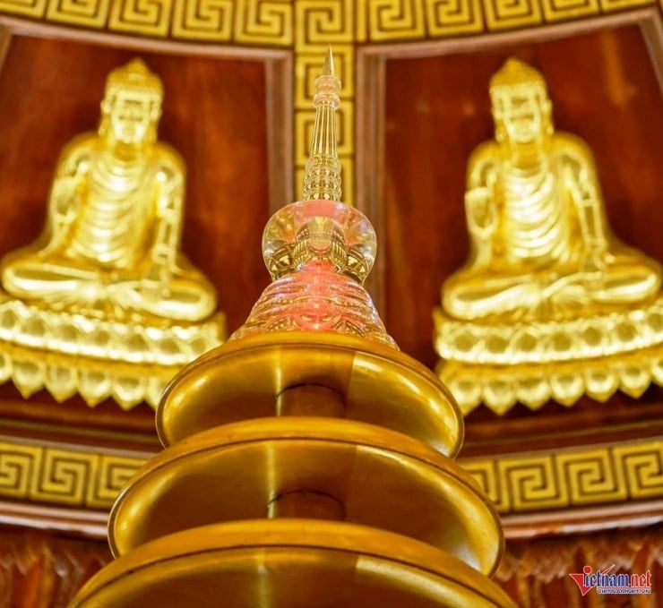 ប៉មបាវធៀនភ្លឺចែងចាំងក្រោមពន្លឺភ្លើងពេលយប់។