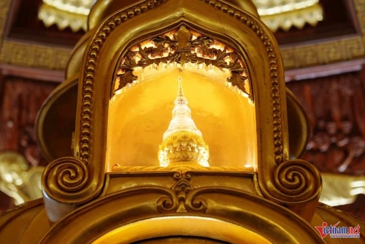 ពិដាន​កោង​ និង​រូបសំណាក​ព្រះពុទ្ធ​នៅ​ក្នុង​វត្ត​បាវ​ធៀន។