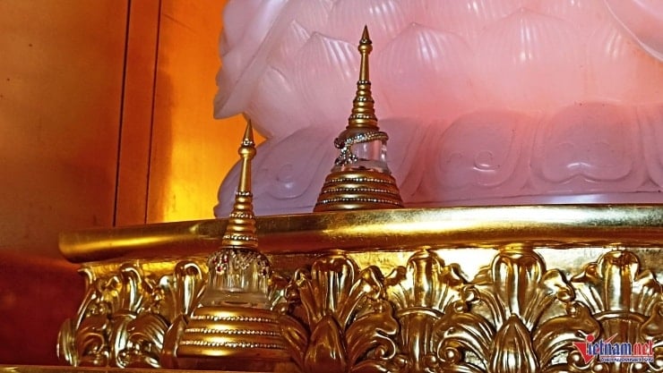 ដំបូលរាងផ្កាឈូក និងរូបសំណាកព្រះពុទ្ធរូបស្រោបមាសនៅខាងក្នុងវត្ត។