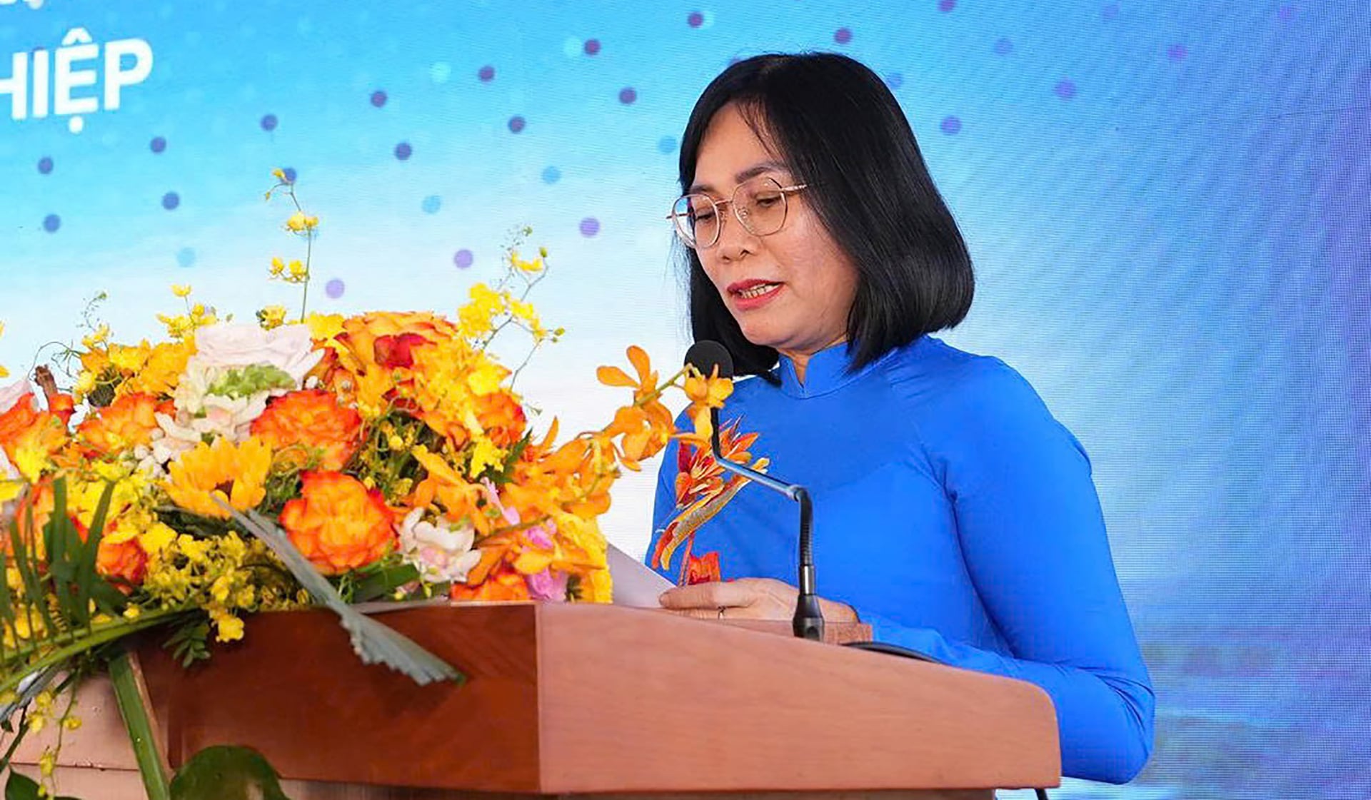 លោកស្រី ង្វៀន ធី ហួង អនុប្រធានគណៈកម្មាធិការប្រជាជនខេត្តដុងណៃ ថ្លែងសុន្ទរកថាក្នុងពិធី។ រូបថត៖ KN Holdings Bà Nguyễn Thị Hoàng , Phó Chủ tịch UBND tỉnh Đồng Nai phát biểu tại buổi lễ. Ảnh : KN Holdings