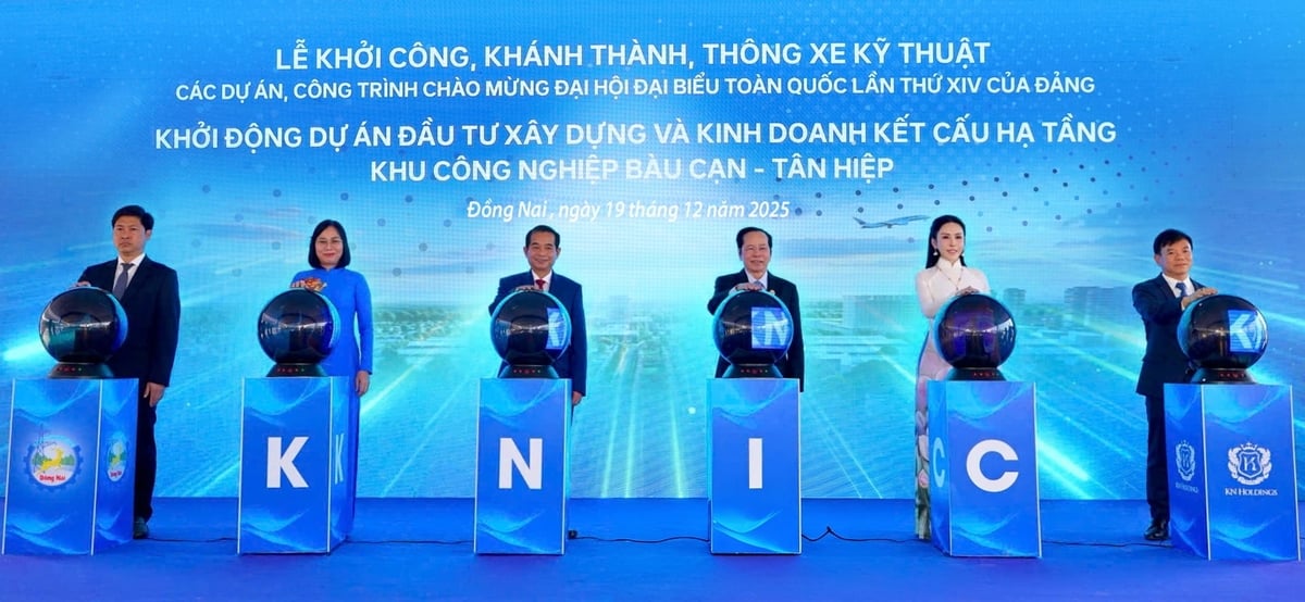 តំណាងថ្នាក់ដឹកនាំខេត្តដុងណៃ និងតំណាងមកពីក្រុមហ៊ុន KN Holdings បានធ្វើពិធីបើកការដ្ឋានសាងសង់គម្រោងសួនឧស្សាហកម្មបាវកាន់ - តាន់ហៀប។ រូបថត៖ KN Holdings។ Đại diện lãnh đạo tỉnh Đồng Nai cùng đại diện lãnh đạo Tập đoàn KN Holdings thực hiện nghi thức khởi động dự án Khu công nghiệp Bàu Cạn - Tân Hiệp. Ảnh: KN Holdings.