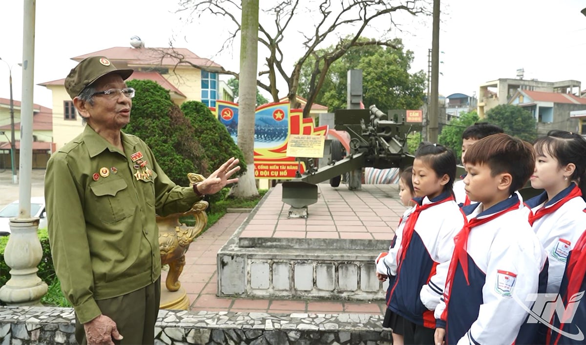 ນັກຮົບເກົ່າໃນສະໜາມຮົບດຽນບຽນຟູ, ຫງວຽນງອກຕັງ, ໄດ້ແບ່ງປັນເລື່ອງລາວປະຫວັດສາດຈາກອະດີດໃຫ້ກັບນັກຮຽນຂອງໂຮງຮຽນປະຖົມຫງວຽນຫວຽດຊວນ, ຕາແສງຟານດິ່ງຟຸງ, ແຂວງທາຍງວຽນ.