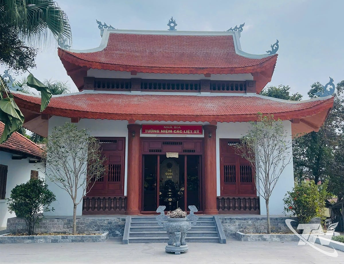 ອະນຸສອນສະຖານອະນຸສອນສະຖານວິລະຊົນຜູ້ເສຍສະຫຼະຊີວິດ  ພາຍໃນບໍລິເວນພິພິທະພັນ.