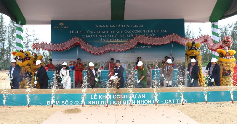 Các đại biểu thực hiện nghi thức khởi công dự án Phú Gia Resort & Spa Quy Nhơn.