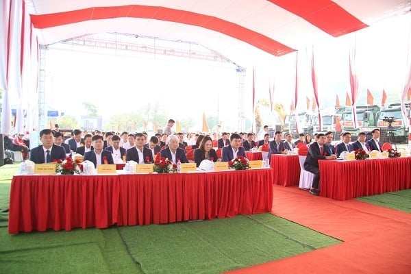 Đại biểu đại diện lãnh đạo Tỉnh Quảng Ninh và lãnh đạo Đảng ủy, Ban lãnh đạo điều hành Tập đoàn dự Lễ khởi công. Ảnh: TKV.