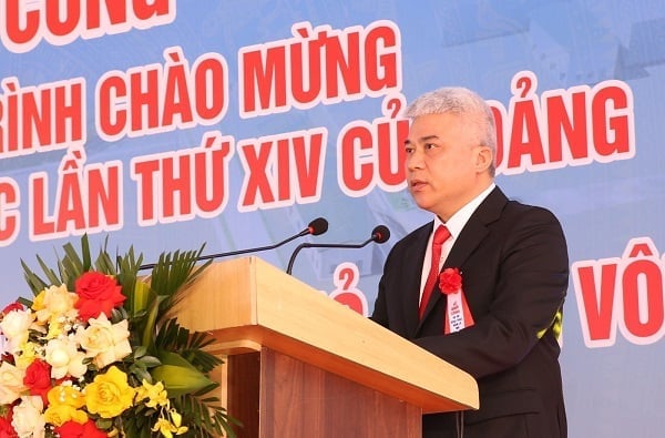 Bí thư Đảng ủy, Giám đốc Công ty Than Uông Bí Nguyễn Văn Hưng báo cáo tại buổi lễ. Ảnh: TKV.