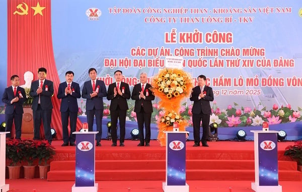 Lãnh đạo Cục phát triển Doanh nghiệp Nhà nước - Bộ Tài chính tặng hoa chúc mừng. Ảnh: TKV.