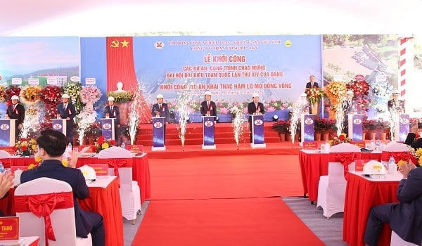 Nghi thức bấm nút khởi công dự án mỏ Đồng Vông. Ảnh: TKV.