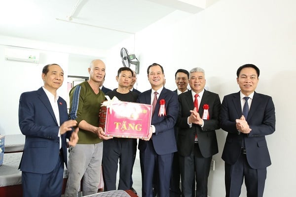 Lãnh đạo Tỉnh ủy Quảng Ninh và lãnh đạo Tập đoàn thăm hỏi, động viên công nhân lao động Công ty Than Uông Bí tại Khu tập thể Vàng Danh.Ảnh: TKV.