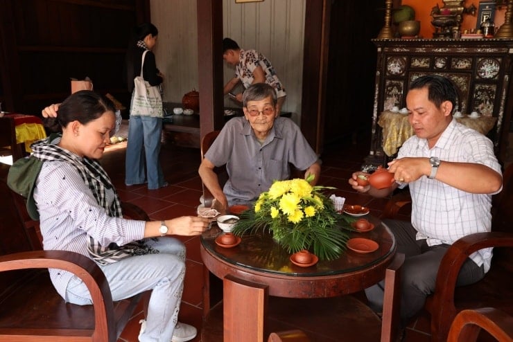 ម្ចាស់ផ្ទះបានផ្តល់ជូនតែដល់ភ្ញៀវដែលមកទស្សនា។