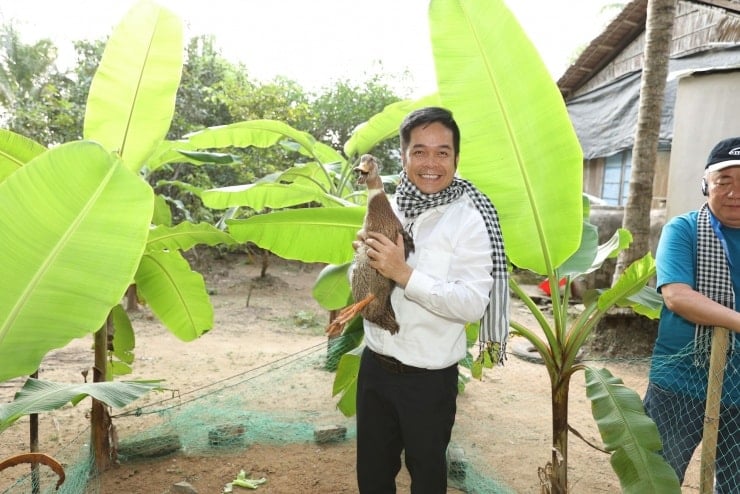 លោកវេជ្ជបណ្ឌិត តា យីញ នាយកវិទ្យាស្ថានស្រាវជ្រាវអភិវឌ្ឍន៍សេដ្ឋកិច្ច និងទេសចរណ៍ បានជួបប្រទះនឹងរបៀបរស់នៅបែបធម្មជាតិនៅក្នុងភូមិញីហ័រ។