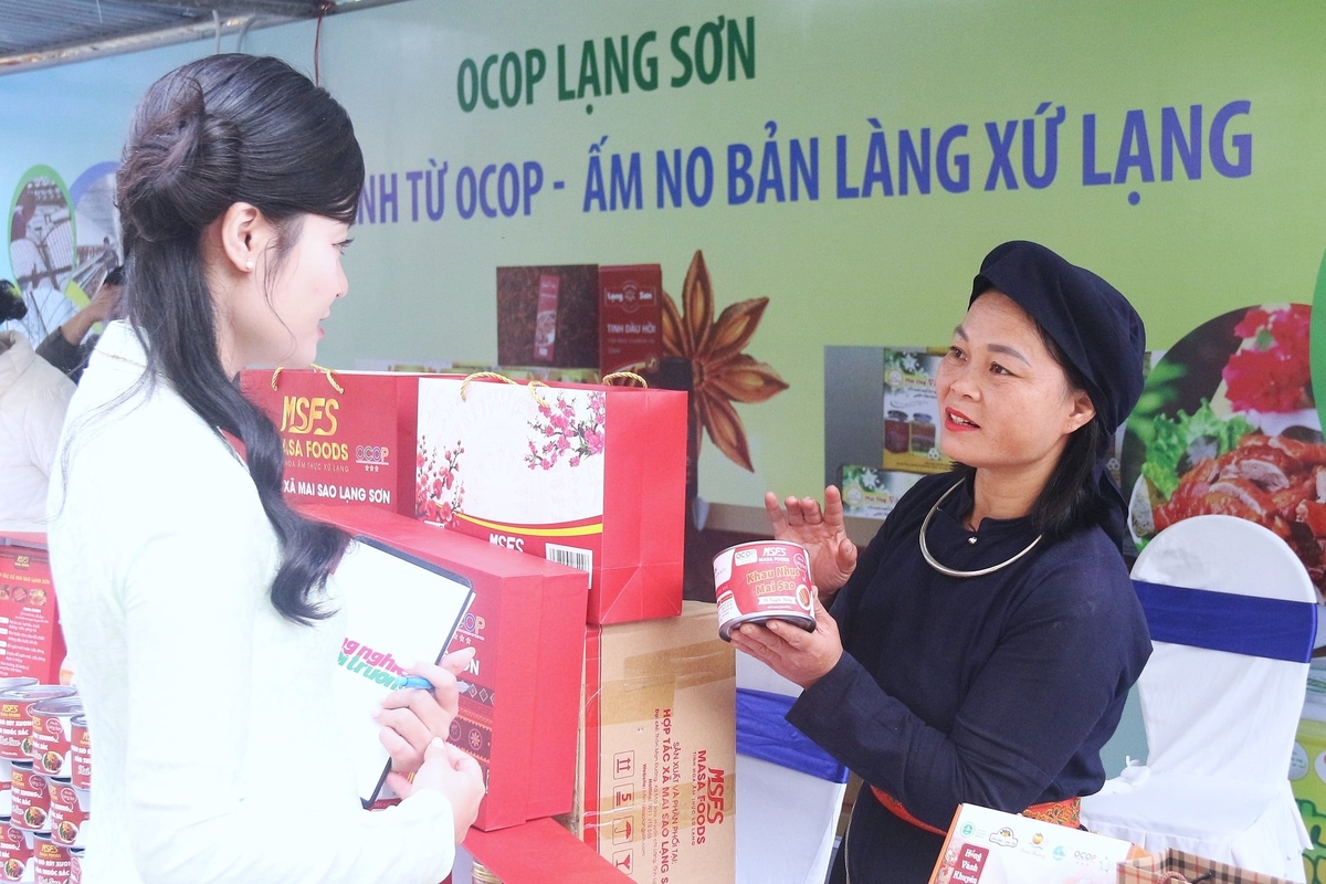 អ្នកស្រី ហ័ង ធី អៀន ចែករំលែករឿងរ៉ាវវប្បធម៌នៅពីក្រោយផលិតផល OCOP របស់ឡាងសើន។ រូបថត៖ ទ្រុង ហ៊ីវ។