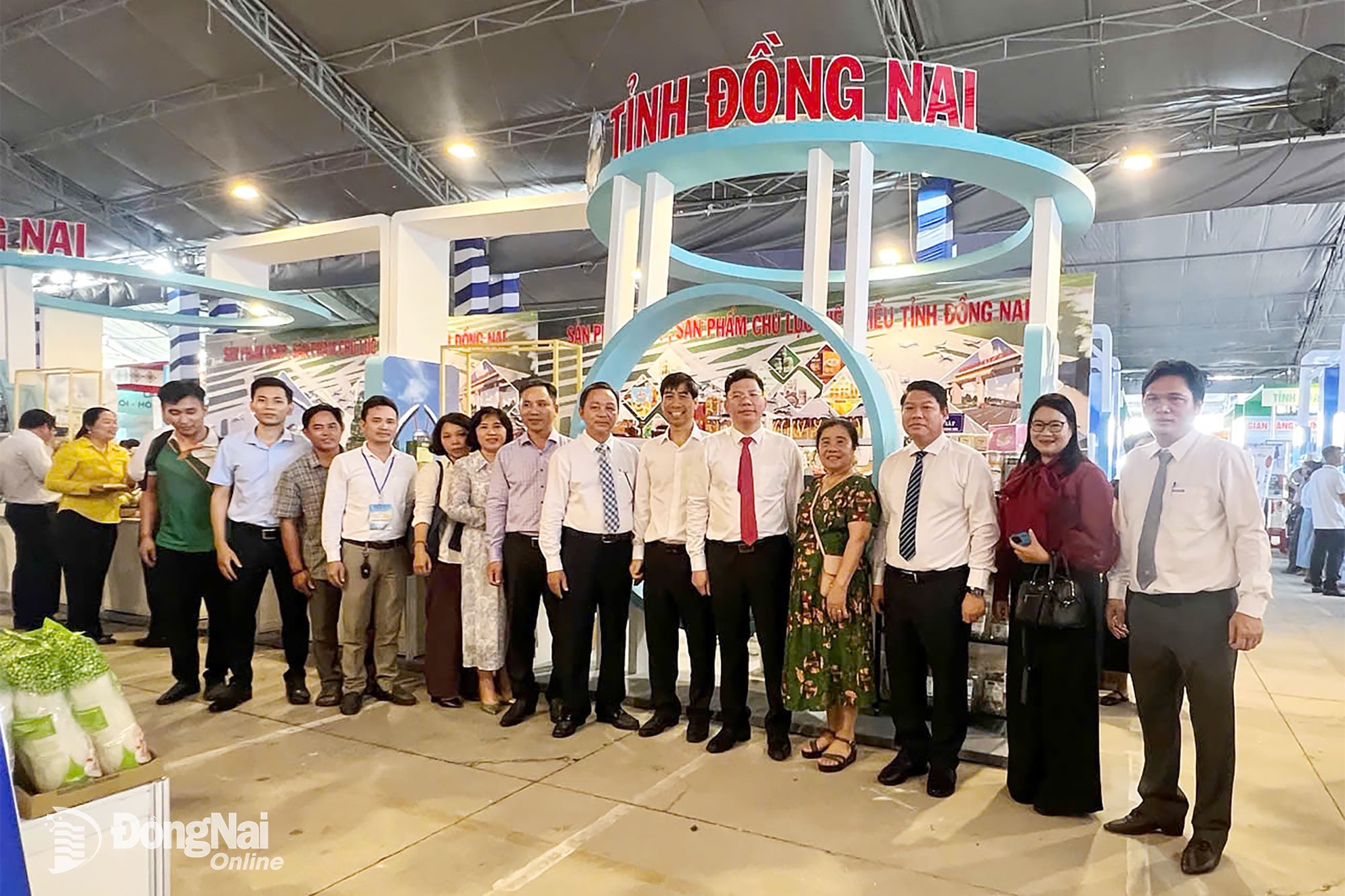 ប្រតិភូថតរូបនៅស្តង់រួមរបស់ខេត្តដុងណៃក្នុងព្រឹត្តិការណ៍នេះ។ រូបថត៖ អ្នករួមចំណែក។