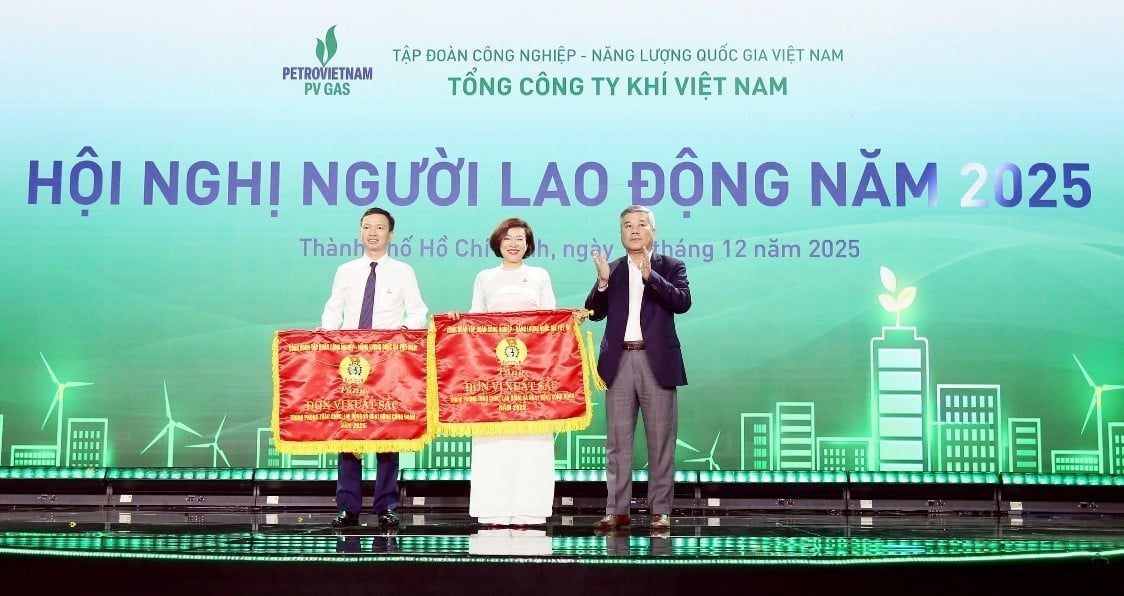 Ông Đỗ Chí Thanh - Phó Tổng Giám đốc Petrovietnam trao cờ thi đua của Công đoàn Petrovietnam cho các tập thể của PV GAS. Ảnh: PV GAS.