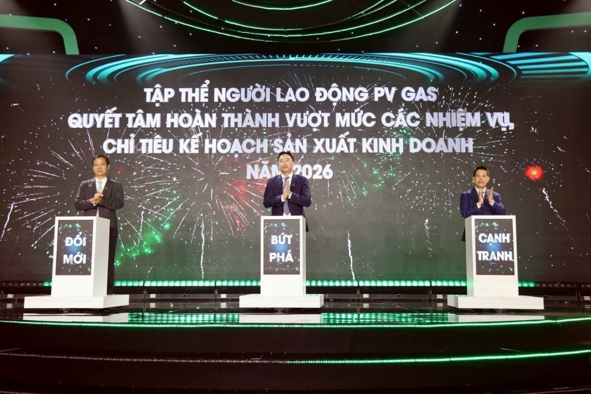 Đại diện Lãnh đạo, người lao động PV GAS thực hiện nghi thức phát động thi đua hoàn thành thắng lợi các chỉ tiêu kế hoạch năm 2026. Ảnh: PV GAS.