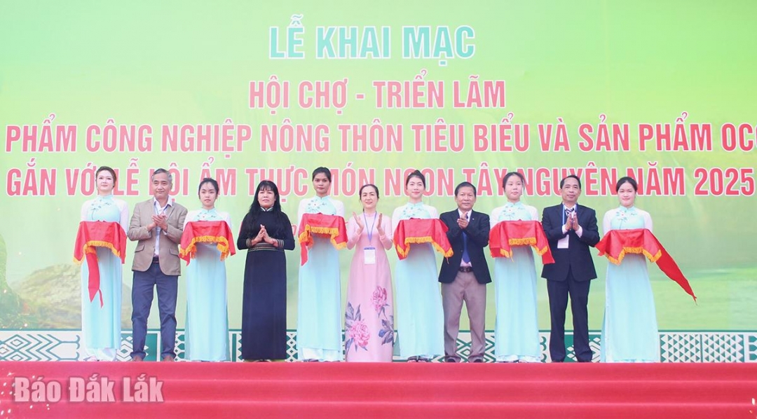 គណៈប្រតិភូបានធ្វើពិធីកាត់ខ្សែបូរដើម្បីសម្ពោធពិព័រណ៍ និងការតាំងពិព័រណ៍ផលិតផលឧស្សាហកម្មជនបទ និងផលិតផល OCOP ដែលជាប់ទាក់ទងនឹងពិធីបុណ្យម្ហូបអាហារឆ្ងាញ់ៗនៅតំបន់ខ្ពង់រាបកណ្តាល ឆ្នាំ២០២៥។