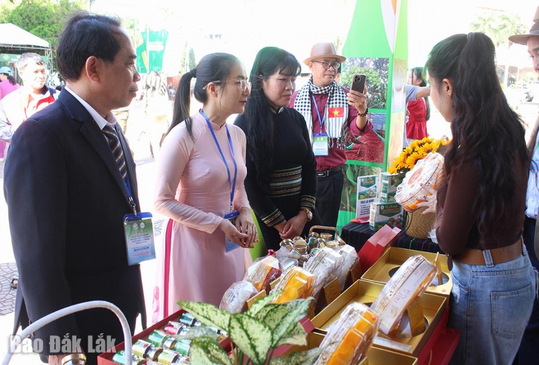 តំណាងមកពីអង្គការដែលចូលរួមបានទស្សនាផលិតផល និងទំនិញដែលដាក់តាំងបង្ហាញនៅតាមស្តង់នានា។