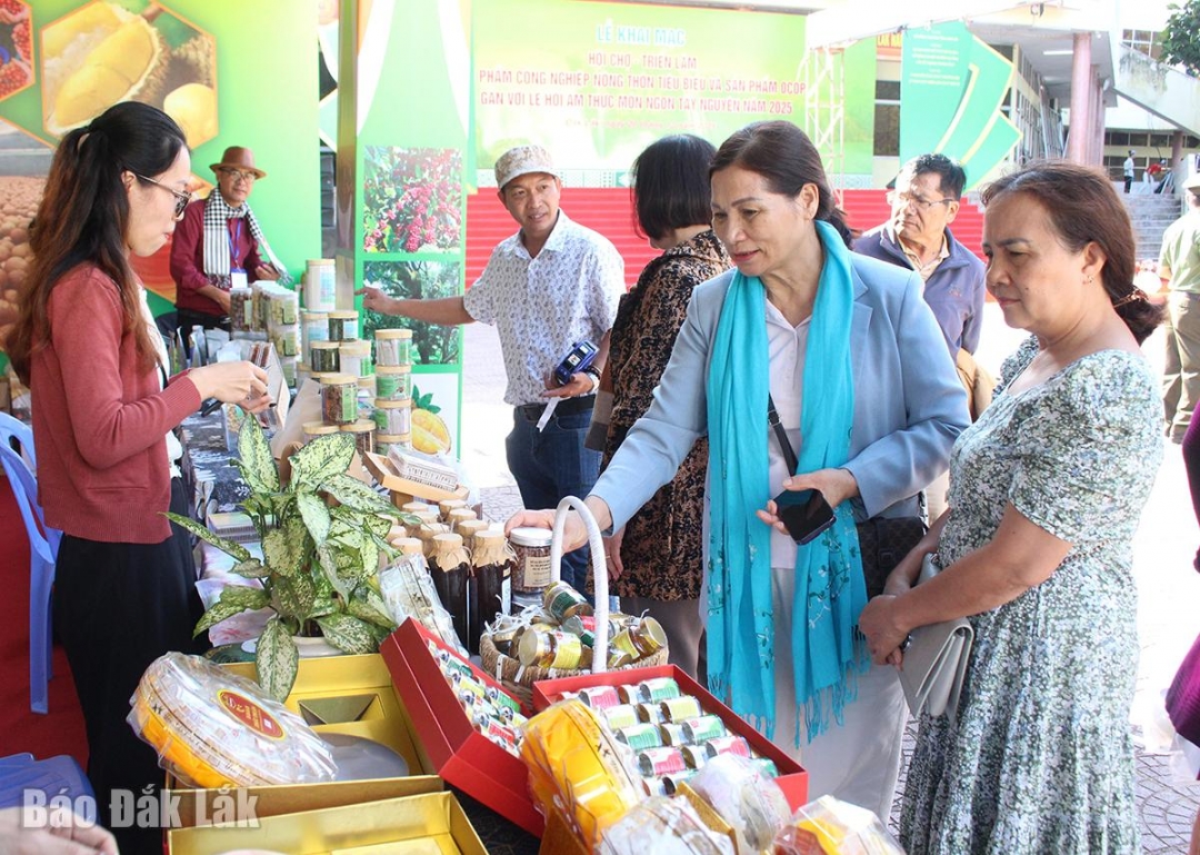 ប្រជាជនមកទស្សនា និងទិញទំនិញនៅក្នុងពិព័រណ៍។