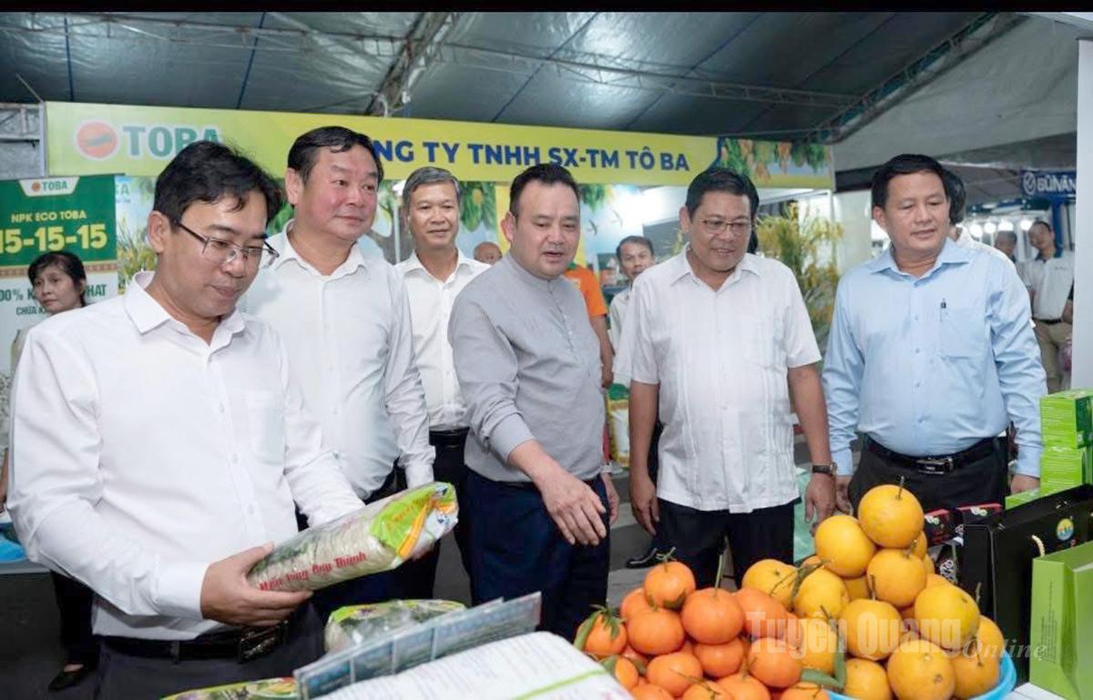 A küldöttek meglátogatják a Tartományi Gazdaszövetség standját a 2025-ös Mekong-delta Zöld Mezőgazdasági és Mezőgazdasági Termékek Vásárán.
