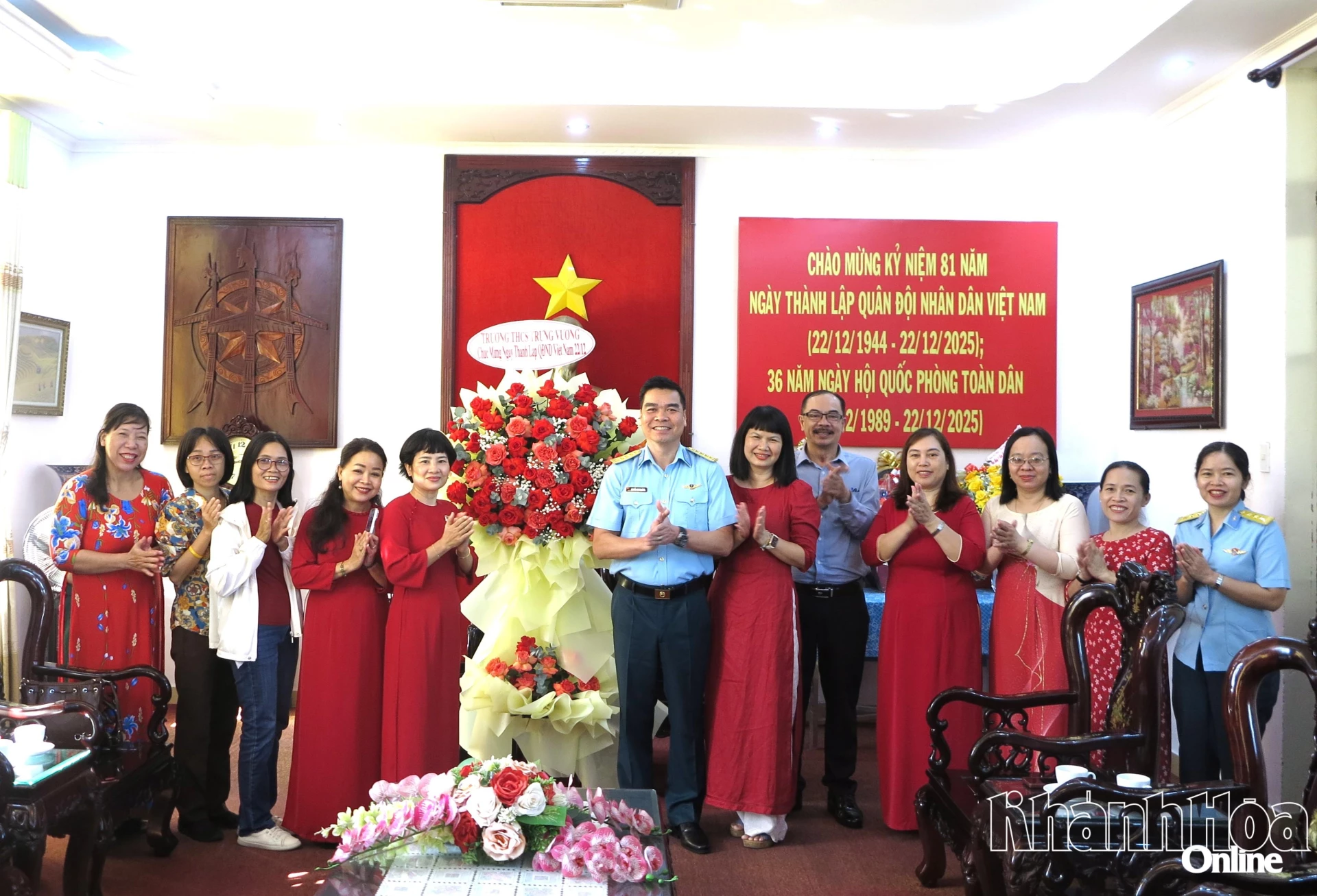លោកគ្រូ អ្នកគ្រូ និងបុគ្គលិកនៃសាលាមធ្យមសិក្សា Trung Vuong បានប្រគល់ផ្កាអបអរសាទរសាលានាយទាហានទ័ពអាកាស។