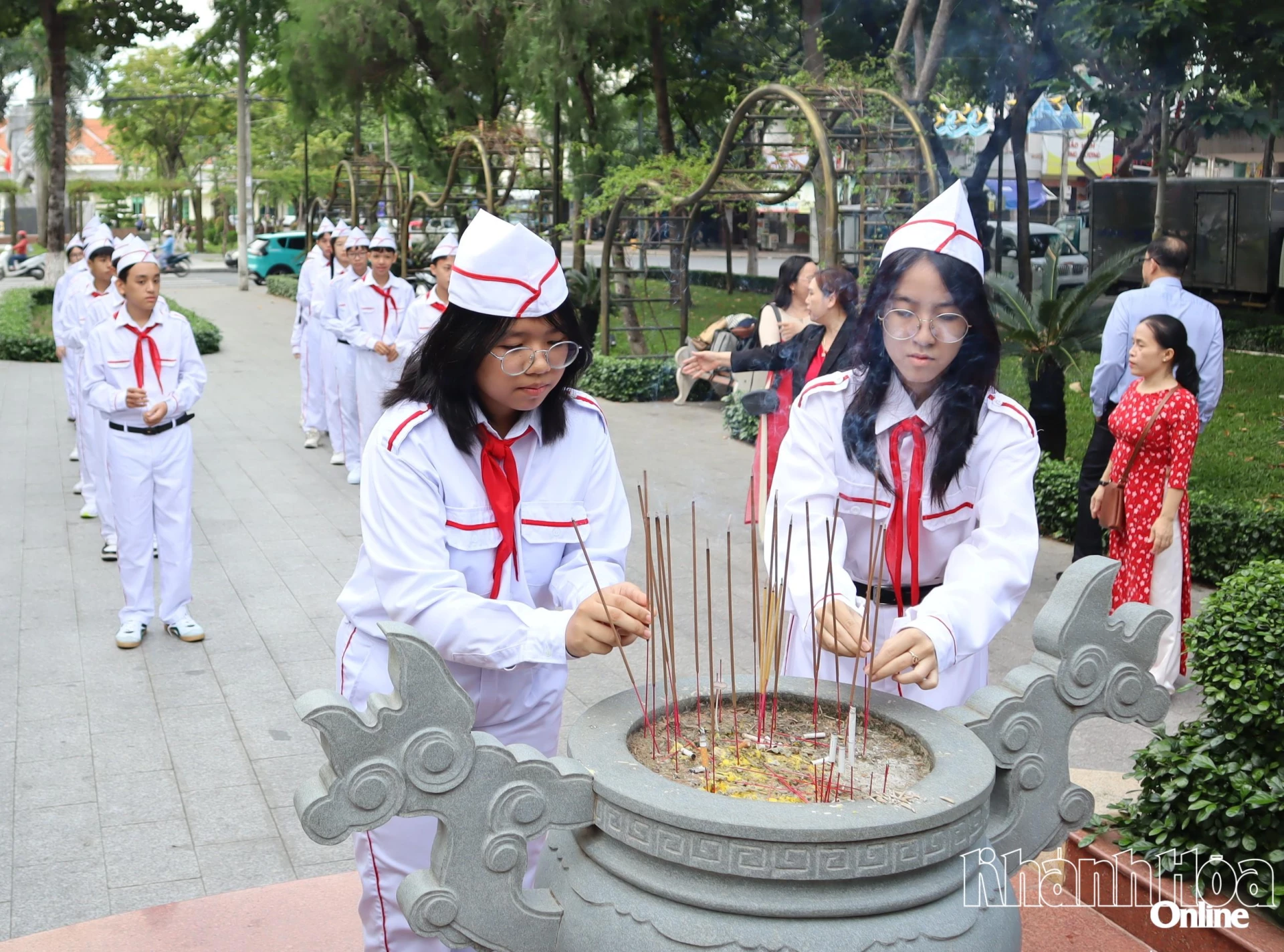 សិស្សានុសិស្ស​មកពី​សាលា​មធ្យមសិក្សា​ទ្រុងវឿង​អុជធូប​នៅ​វិមាន​រំលឹក​វិញ្ញាណក្ខន្ធ​។