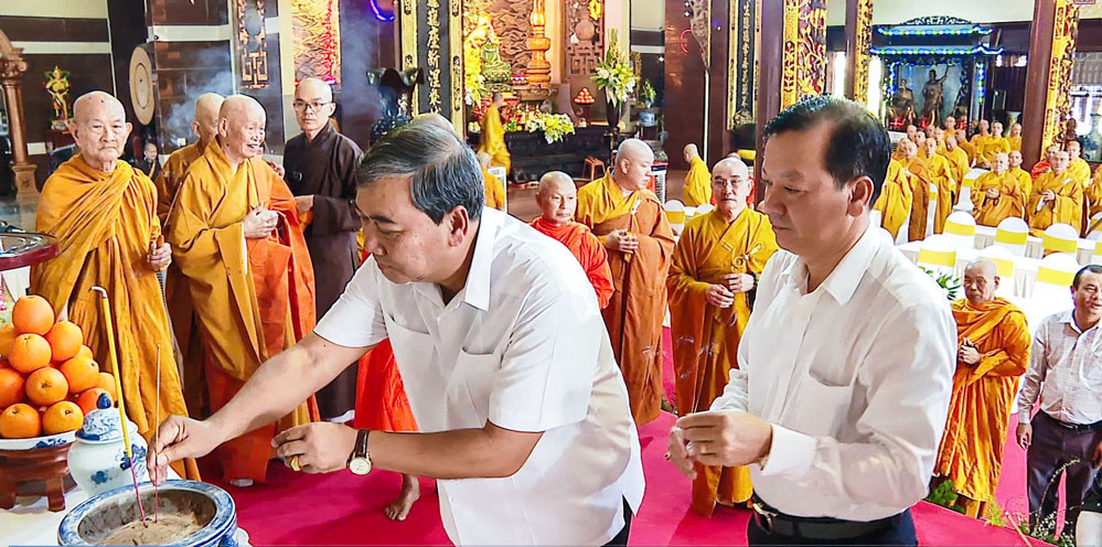 សមមិត្ត គីម ង៉ុកថៃ អនុលេខាគណៈកម្មាធិការបក្សខេត្ត ប្រធានគណៈកម្មាធិការរណសិរ្សមាតុភូមិវៀតណាមខេត្ត និងគណៈប្រតិភូបានអុជធូបរំលឹកវិញ្ញាណក្ខន្ធ។