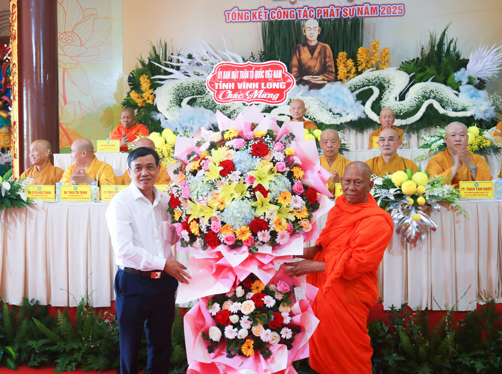 អនុប្រធានគណៈកម្មាធិការរណសិរ្សមាតុភូមិវៀតណាមខេត្តកៀនបាងបានប្រគល់ផ្កាអបអរសាទរសមាគមពុទ្ធសាសនាវៀតណាមខេត្តចំពោះសន្និសីទសង្ខេបសកម្មភាពព្រះពុទ្ធសាសនារបស់ខ្លួន។