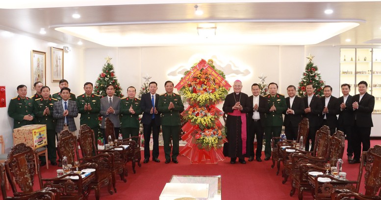 Bộ Tư lệnh Quân khu 4 chúc mừng Giáng sinh Tổng Giáo phận Huế- Ảnh 1.
