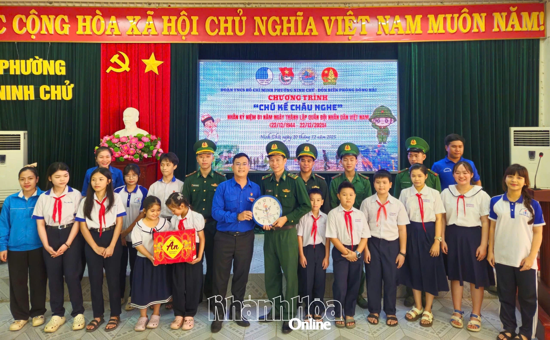 Delegasjonen fra Ninh Chử-distriktet overrakte gaver for å uttrykke takknemlighet til Đông Hải grensevaktstasjon.
