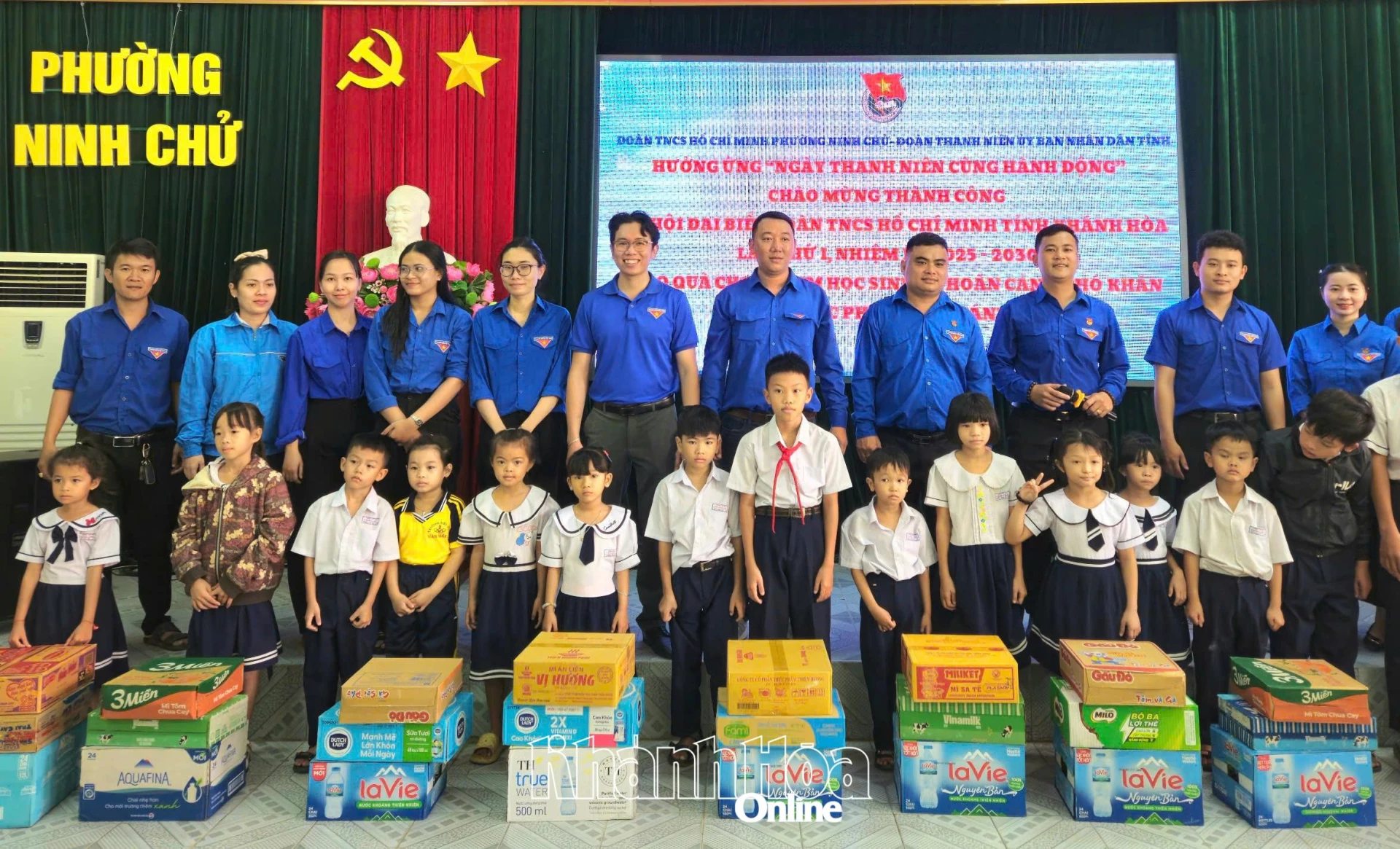 Ninh Chử menighets ungdomsunion og Provincial People's Committee ungdomsunion overrakte gaver til studentene.