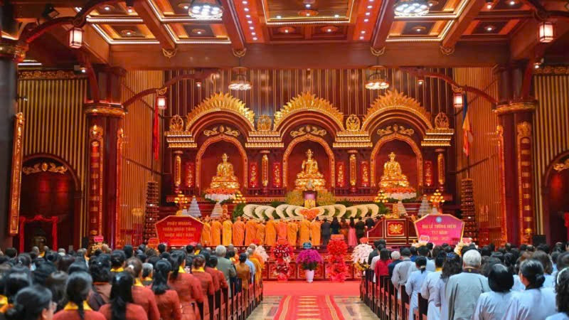 ឈុតឆាកនៃពិធីដ៏អស្ចារ្យ ដើម្បីរំលឹកខួបលើកទី ៧១៧ នៃការចូលទិវង្គតរបស់ព្រះចៅអធិរាជ ត្រឹន ញ៉ាន តុង។