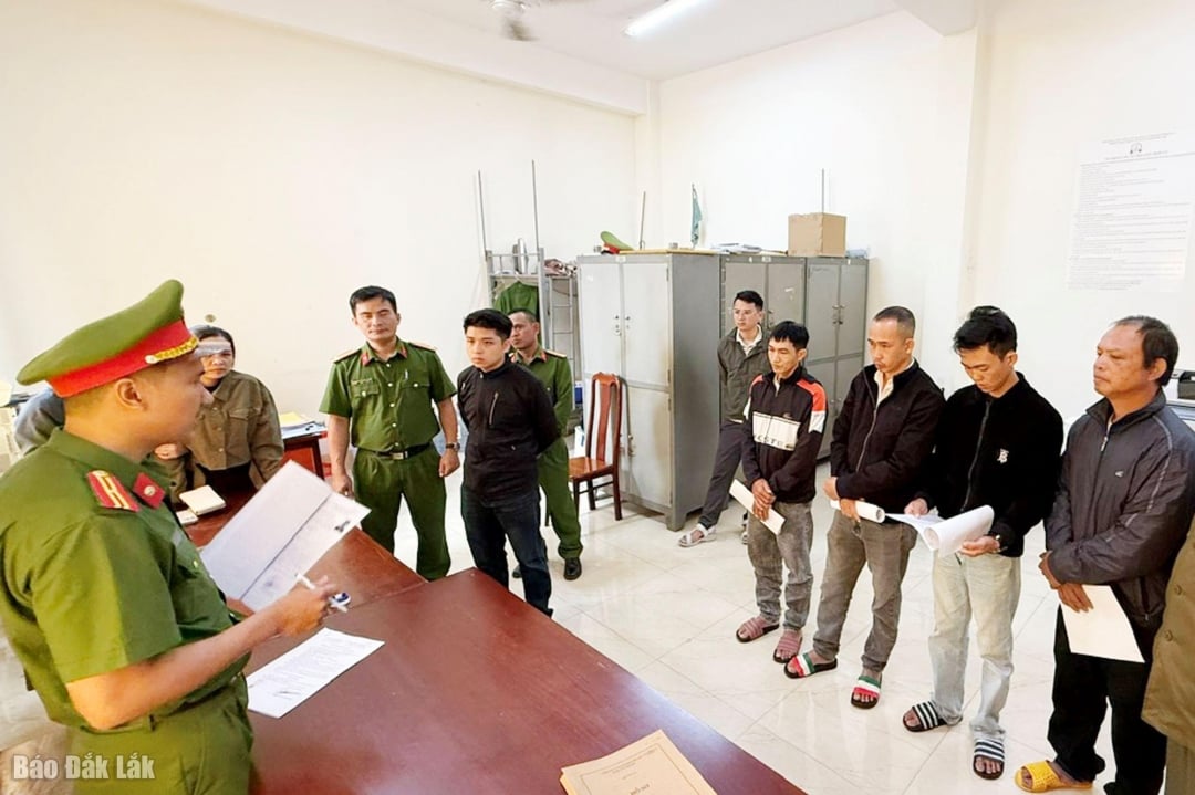 บุคคลเหล่านั้นถูกเรียกตัวมาสอบปากคำ