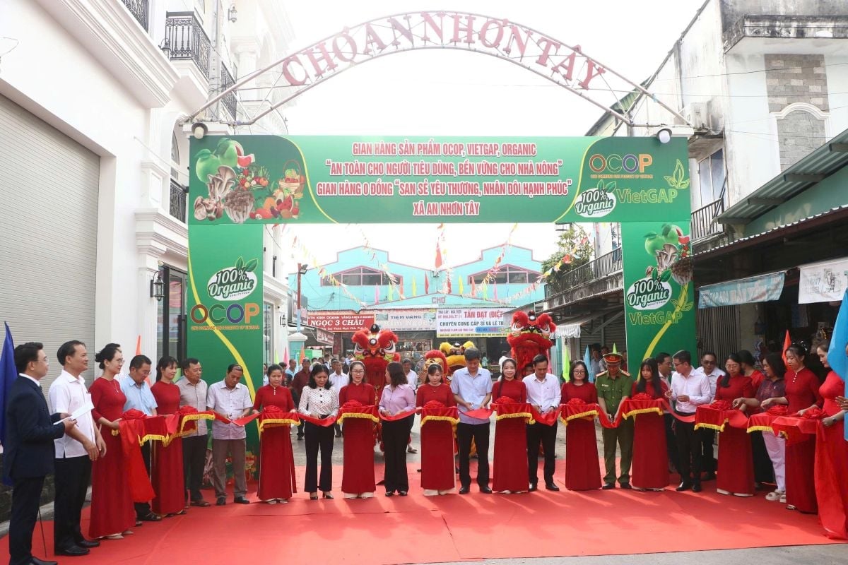 Đại biểu cắt băng khai mạc các gian hàng sản phẩm nông nghiệp đạt chuẩn OCOP, VietGAP và Organic. Ảnh: Thục Vy.