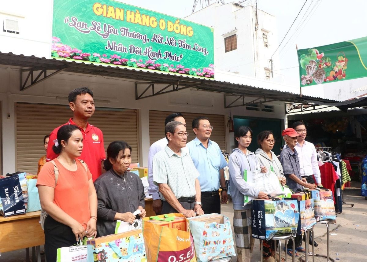 Gian hàng 0 đồng được triển khai nhằm hỗ trợ người dân có hoàn cảnh khó khăn trên địa bàn. Ảnh: Thục Vy.