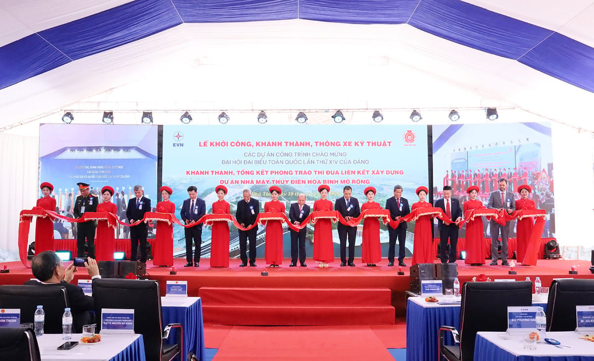 Các đại biểu cắt băng khánh thành Dự án Nhà máy Thủy điện Hòa Bình mở rộng. Ảnh: EVN.