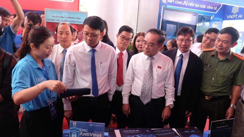 ຜູ້ແທນໄດ້ໄປຢ້ຽມຢາມ ແລະ ສຳຜັດກັບບູດທີ່ວາງສະແດງເຕັກໂນໂລຊີດີຈີຕອນ.