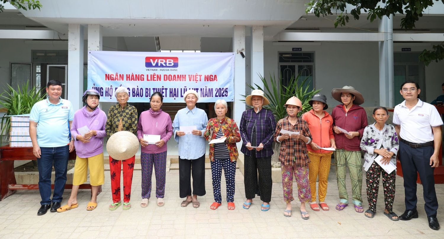 ចែកអំណោយដល់គ្រួសារក្រីក្រនៅតំបន់លំនៅដ្ឋាន Tay សង្កាត់ Bac Nha Trang។
