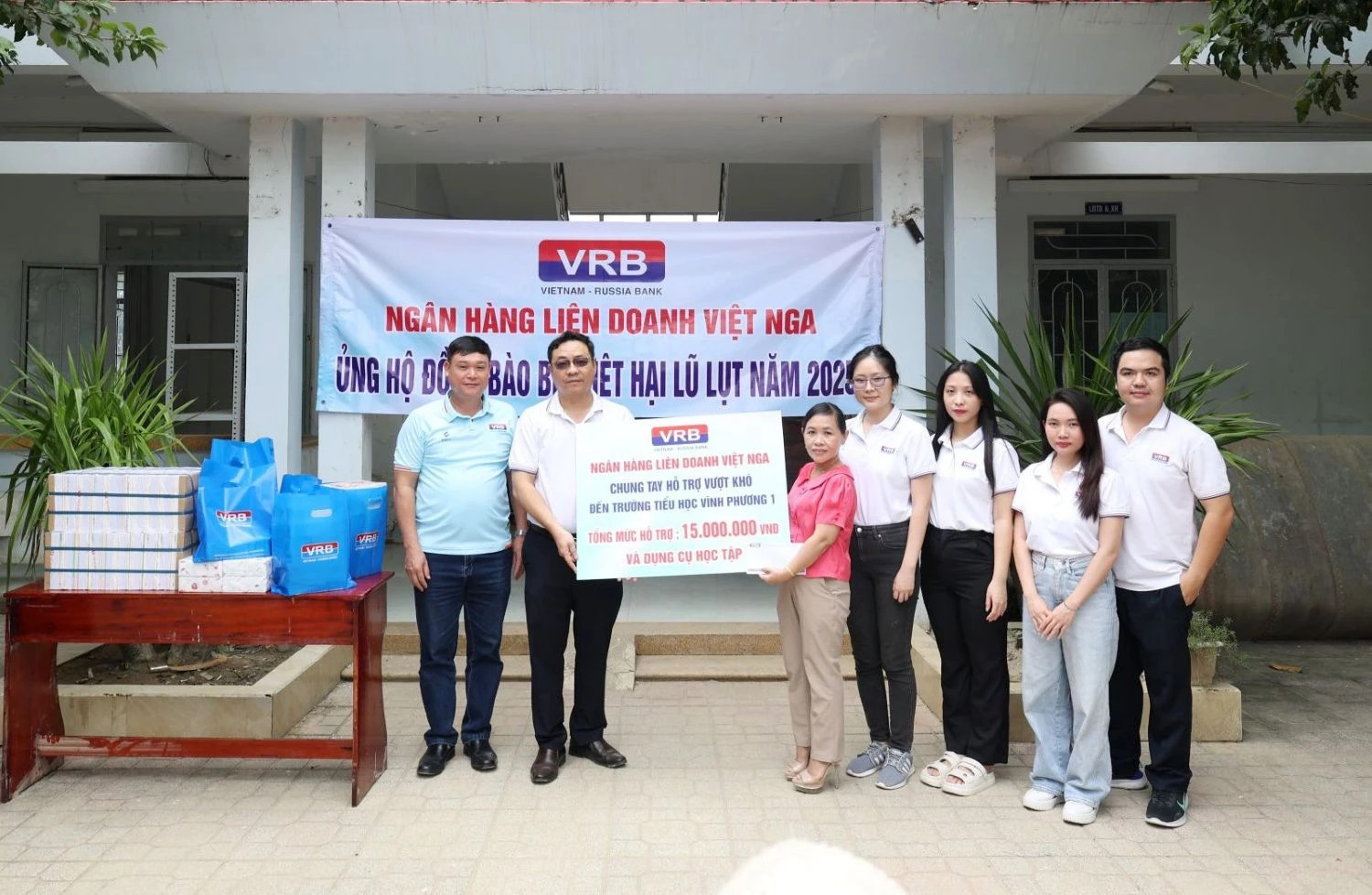 តំណាងមកពីធនាគារសហប្រតិបត្តិការវៀតណាម-រុស្ស៊ី - សាខាទីក្រុងហូជីមិញ បានប្រគល់មូលប្បទានប័ត្រនិមិត្តរូបចំនួន ១៥ លានដុង ដល់សាលាបឋមសិក្សាវិញភឿង ១។