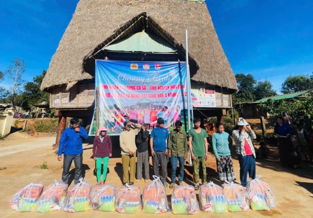 ការប្រគល់អំណោយដល់សមាជិកនៃ