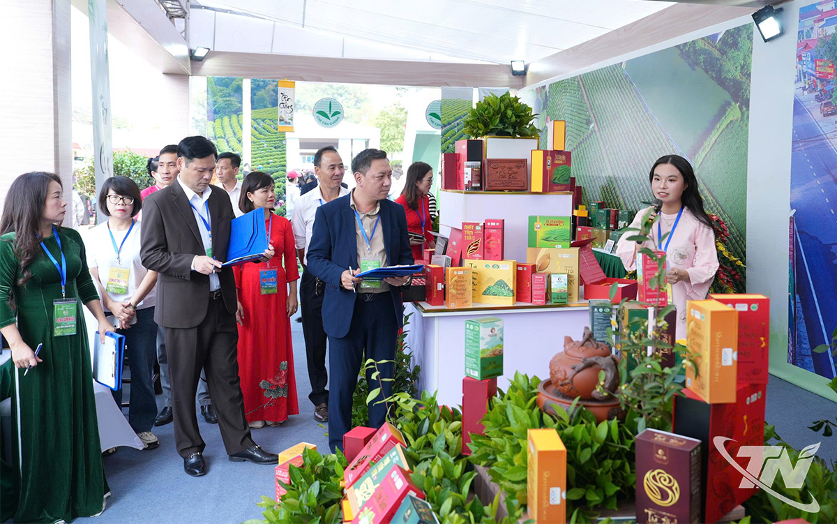 គណៈកម្មការ​វិនិច្ឆ័យ​បាន​ផ្តល់​ពិន្ទុ​ដល់​ស្នាដៃ​ដែល​បាន​ចូលរួម​ក្នុង​ការ​ប្រកួត​ស្តង់​តាំង​ពិព័រណ៍​តែ។