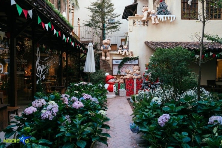 Garden cafe decorated with teddy bears for Christmas - 1