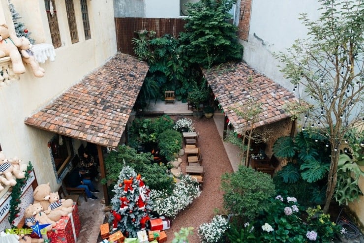 Garden cafe decorated with teddy bears for Christmas - 2
