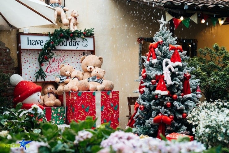 Garden cafe decorated with teddy bears for Christmas - 4