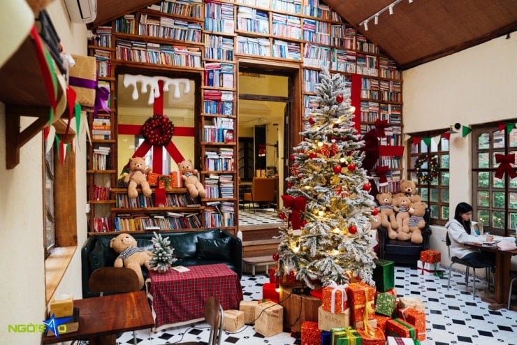 Garden cafe decorated with teddy bears for Christmas - 8