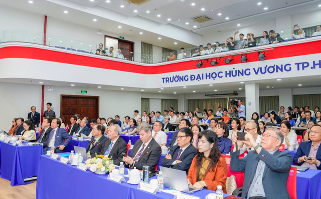 Giáo dục ĐH làm thế nào để góp phần giữ 'hệ gen tinh thần' của dân tộc? - Ảnh 2.