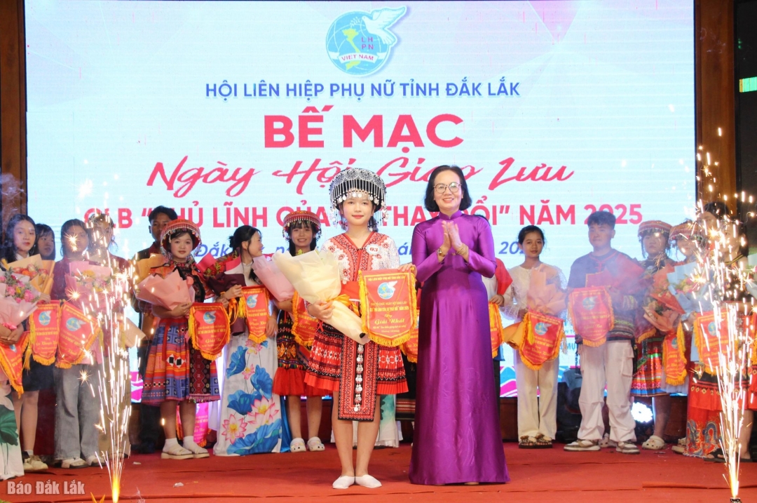 លោកស្រី ង្វៀន ធីហុងថៃ អនុប្រធានគណៈកម្មាធិការរណសិរ្សមាតុភូមិវៀតណាមខេត្ត និងជាប្រធានសហភាពនារីខេត្ត បានប្រគល់រង្វាន់លេខមួយដល់ក្លឹបថ្នាក់ដឹកនាំសាលាបណ្ដុះបណ្ដាលជនជាតិភាគតិចមឌ្រាក - មធ្យមសិក្សា។