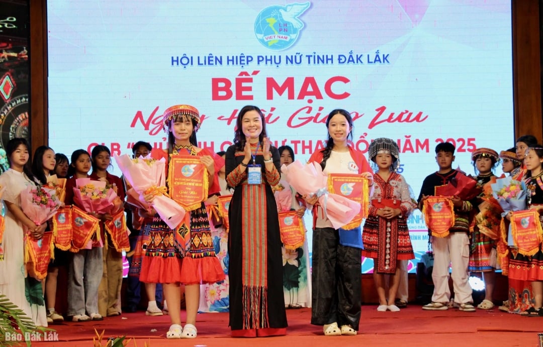 គណៈកម្មការរៀបចំការប្រកួតបានប្រគល់រង្វាន់លេខ២ដល់អង្គភាពដែលចូលរួម។